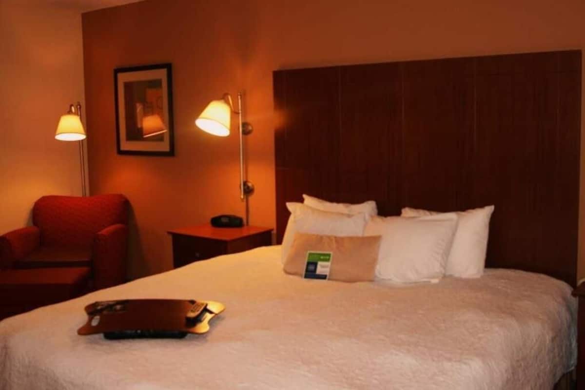 Caja de seguridad en la habitación, escritorio y cortinas blackout