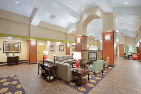 Lobby. Hampton Inn & Suites Kansas City-Merriam