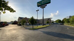 A Quality Inn & Suites sign at a university airport. - Quality Inn & Suites University/Airport (Louisville)
