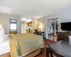 Desk, blackout drapes, iron/ironing board, free cribs/infant beds - Quality Inn & Suites University/Airport (Louisville)