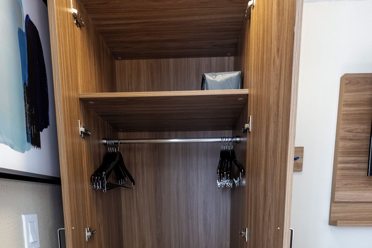 Bureau, rideaux dâobscurcissement, fer et planche Ă repasser