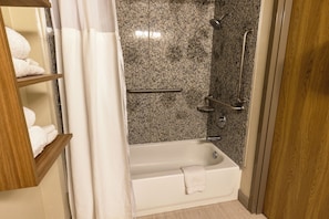 Chambre, 2 grands lits, non-fumeur | Salle de bain | Ensemble baignoire-douche, articles de toilette (gratuits)