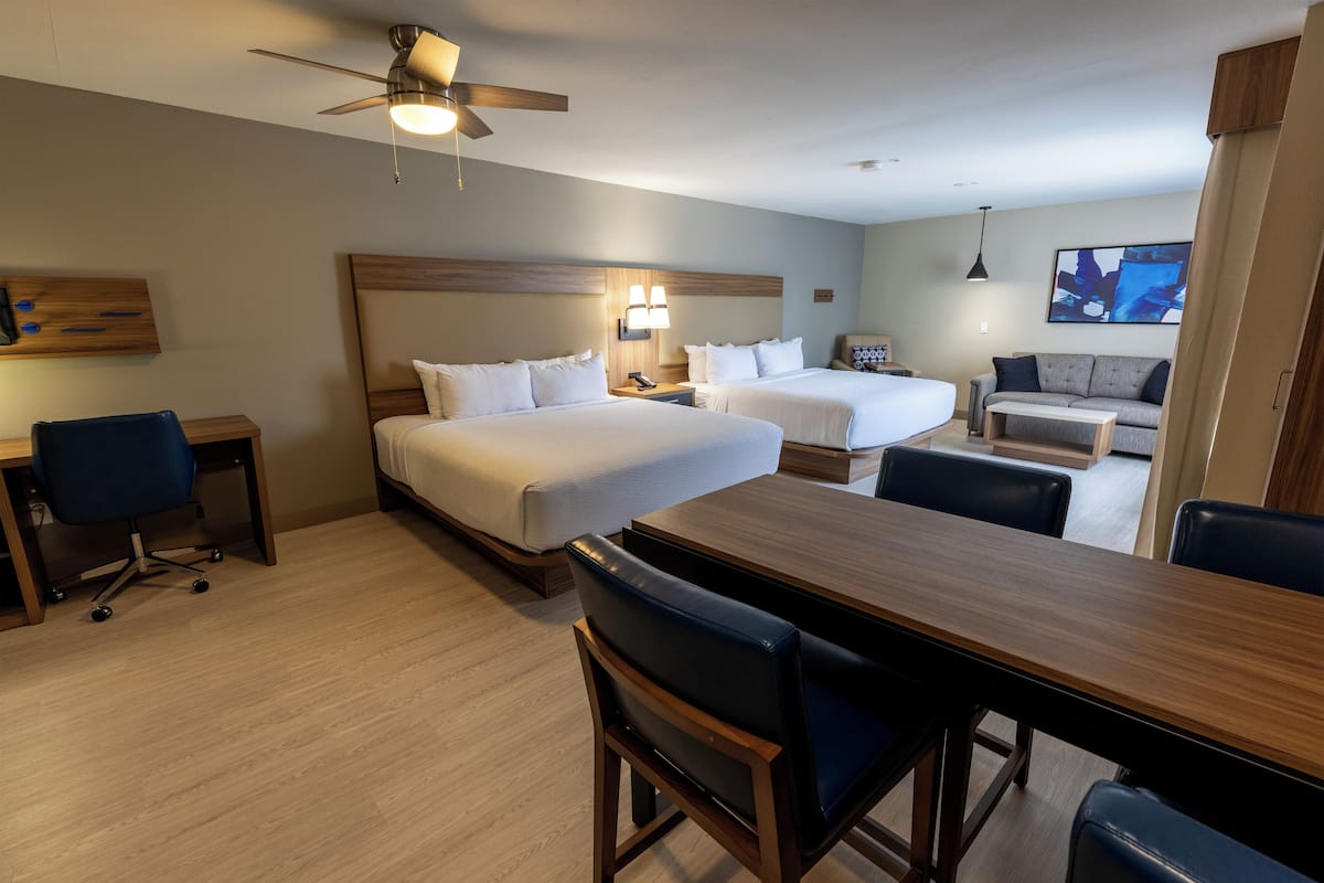 Suite, non-fumeur (2 King Beds) | Bureau, rideaux dâobscurcissement, fer et planche Ă repasser