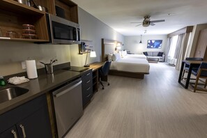 套房, 非吸煙房 (2 King Beds) | 書桌、遮光窗簾/窗簾、熨斗/熨衫板、免費 Wi-Fi
