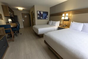 Escritorio, cortinas blackout y tabla de planchar con plancha 