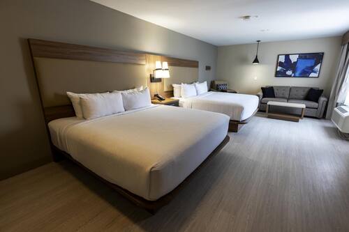 Suite, non-fumeur, cuisinette (2 King Beds) | Bureau, rideaux d’obscurcissement, fer et planche à repasser