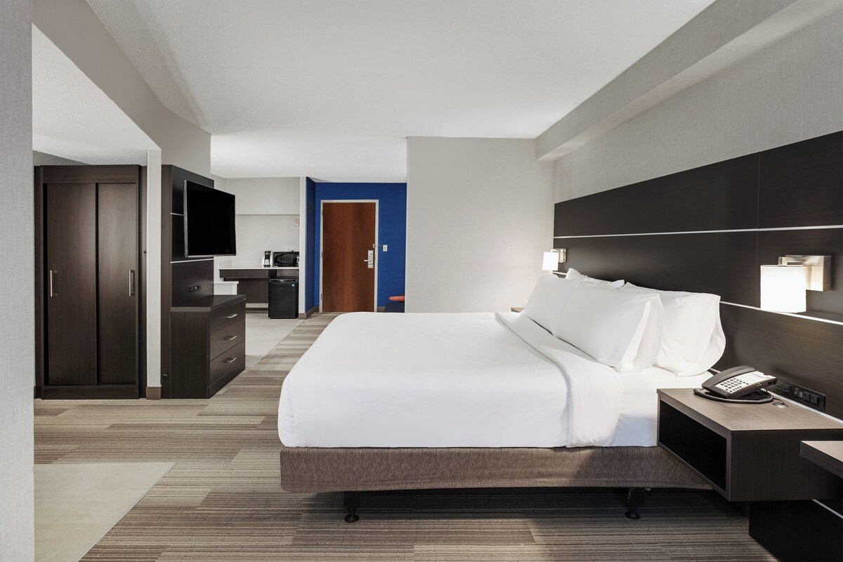 Suite, 1 King Bed, Roll-in Shower (Communications)
