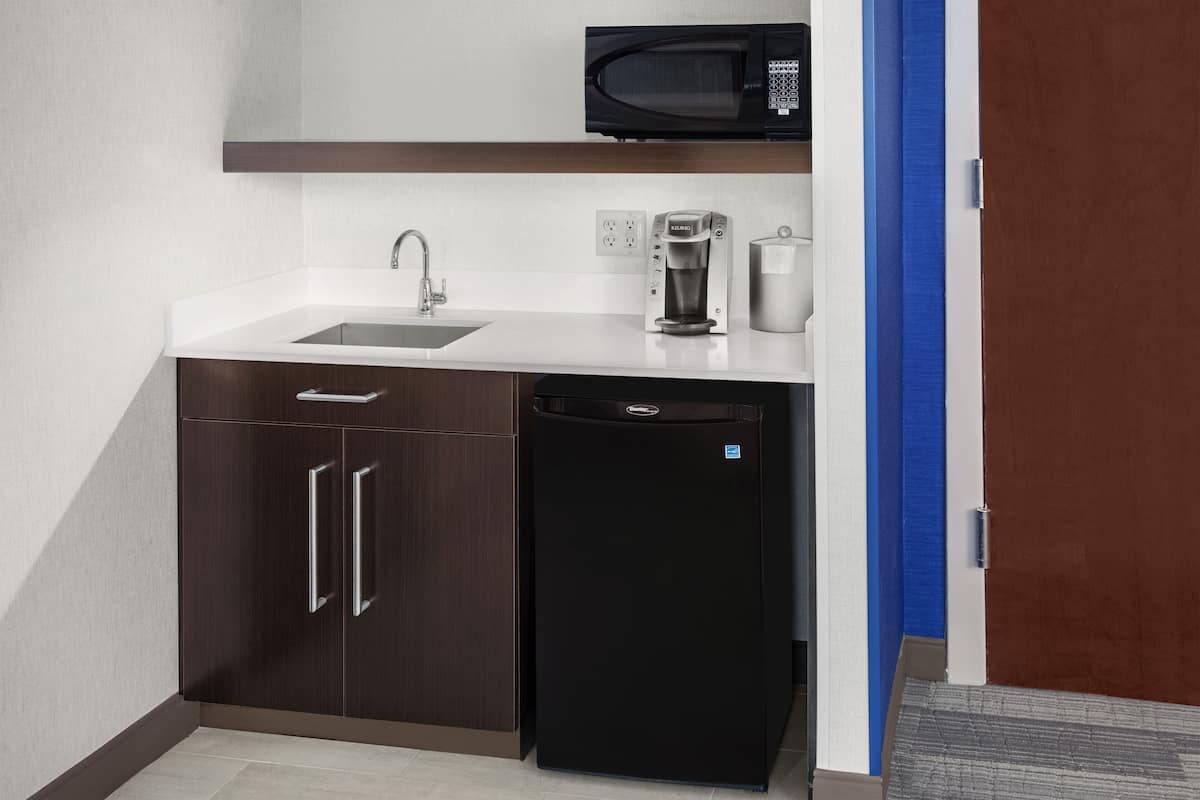 Cafetera y tetera, refrigerador y microondas