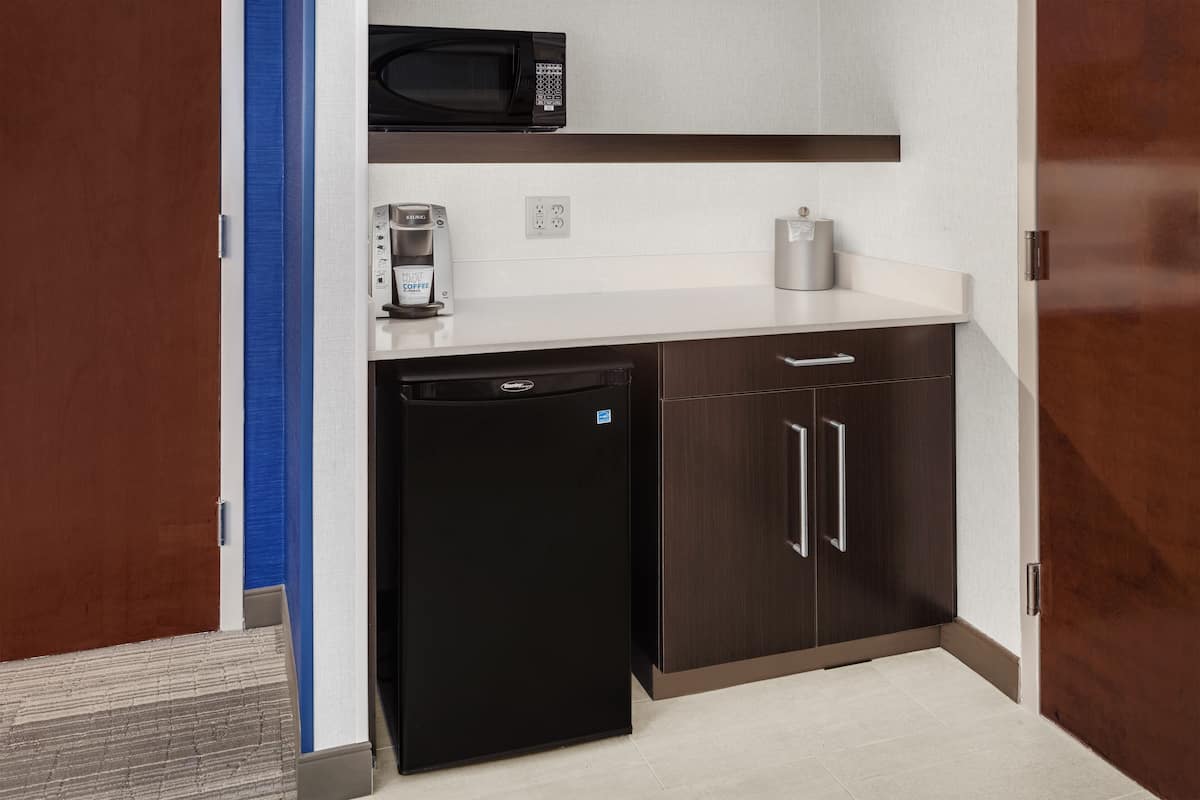 Cafetera y tetera, refrigerador y microondas