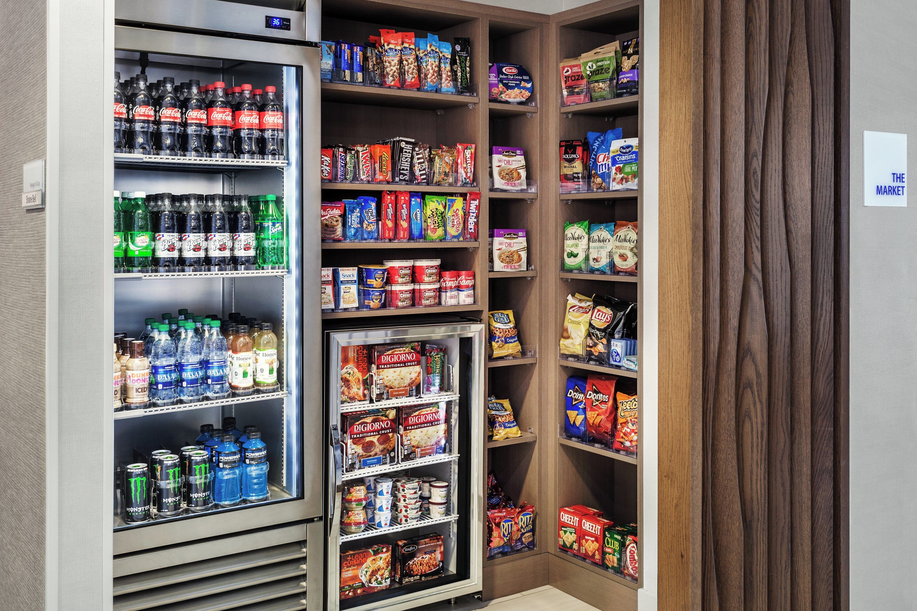 Een koeltoog met diverse drankjes en snacks.