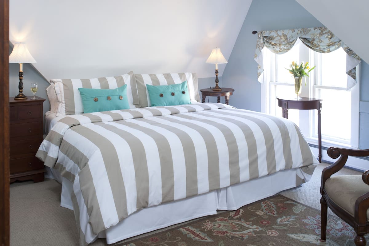 Deluxe suite, koelkast | Luxe beddengoed, individueel gedecoreerd, individueel gemeubileerd