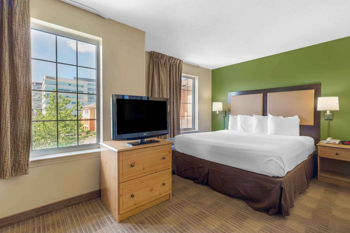 Deluxe Studio, 1 King Bed with Sofa bed, Non Smoking | Desk, laptop workspace, iron/ironing board, free WiFi