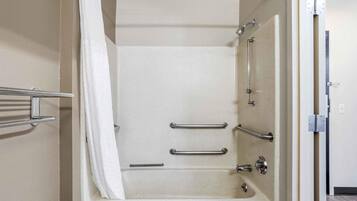 Studio, 1 grand lit, accessible aux personnes à mobilité réduite, non-fumeur | Salle de bain | Articles de toilette (gratuits), séchoir à cheveux, serviettes fournies