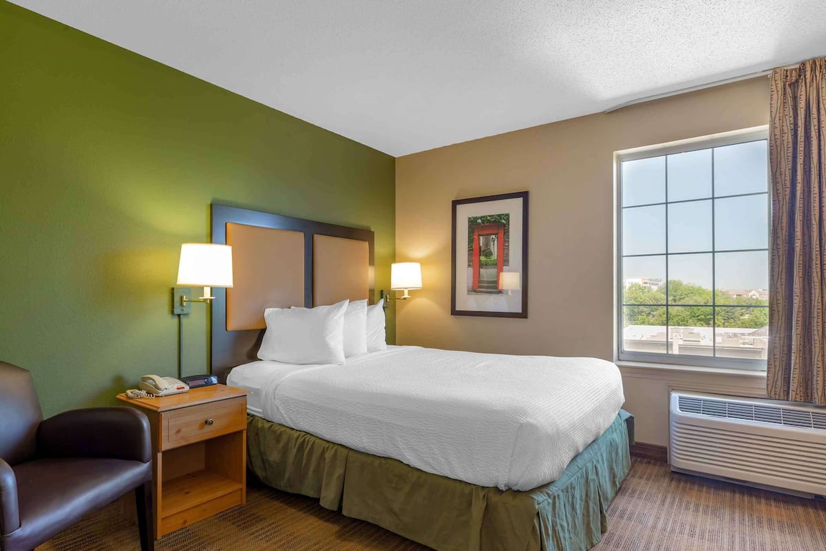 Studio, 1 Queen Bed, Non Smoking | Desk, laptop workspace, iron/ironing board, free WiFi