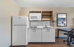 Premium Studio, 1 King Bed with Sofa bed, Non Smoking (Deluxe)