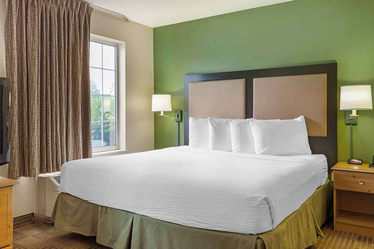 Desk, iron/ironing board, WiFi (free), bed sheets