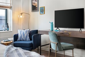 Rom – standard, 1 kingsize-seng | Sengetøy av topp kvalitet, dundyner og strykejern/-brett