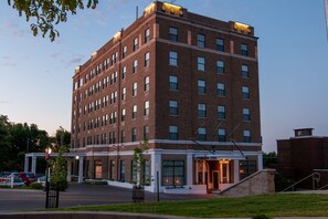 Exterior - Landmark Inn (Marquette)