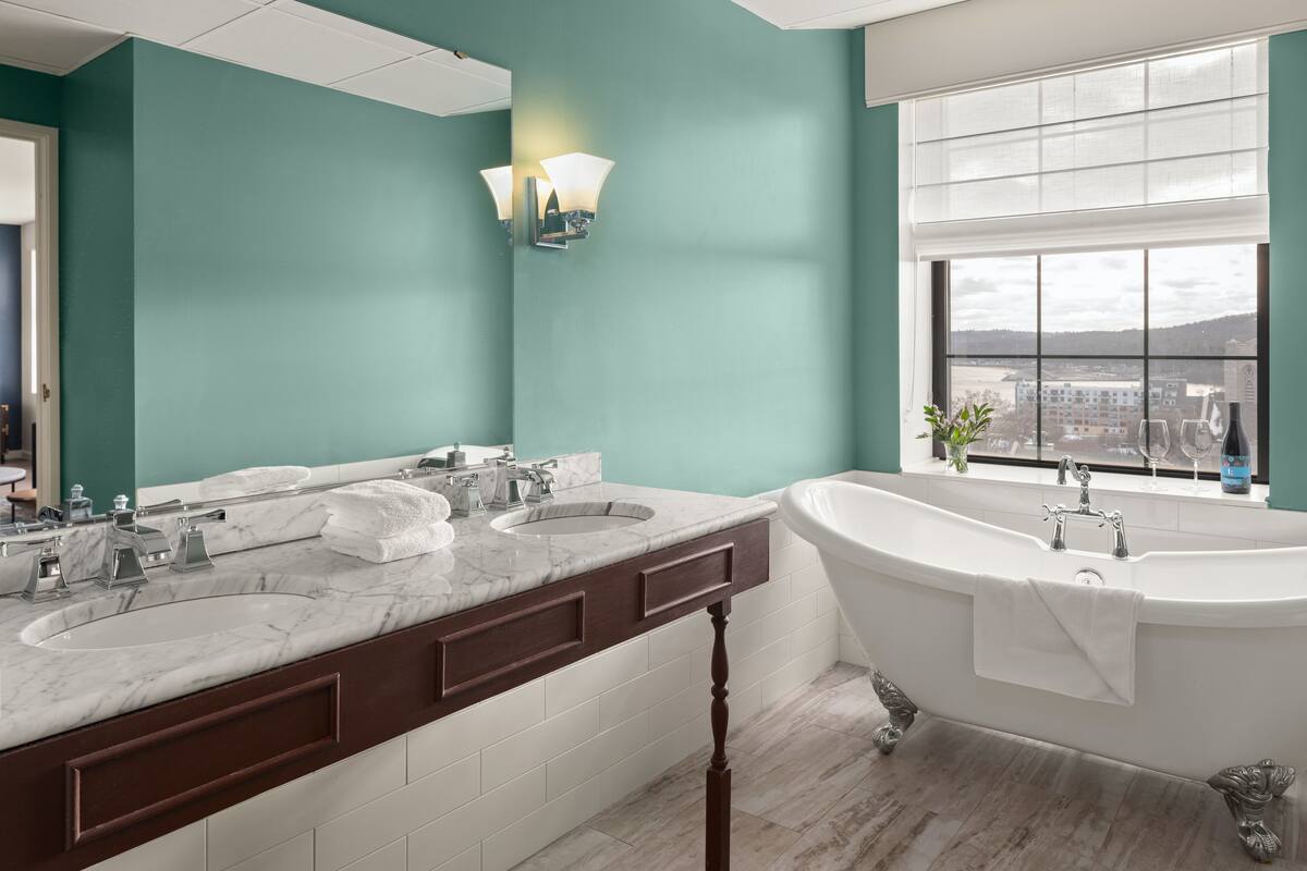 suite, 1 king bed (soaking tub) | bathroom | free toiletries, hair dryer, towels