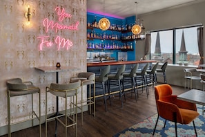 2 bars/lounges, cocktail bar, pub