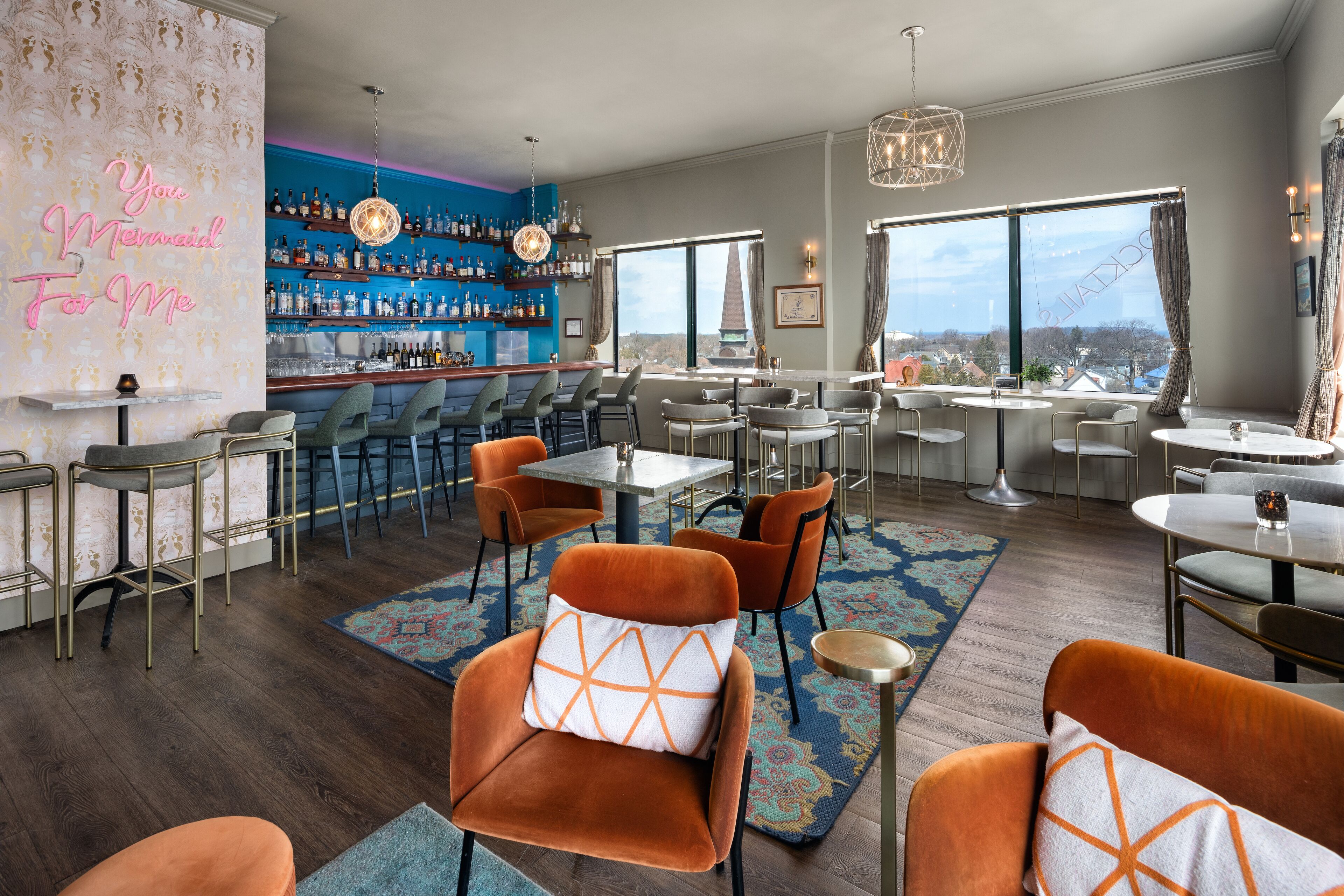 2 bars/lounges, cocktail bar, pub