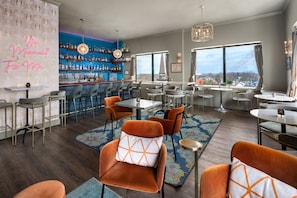 2 bares o lounges, bar de cocteles, pub