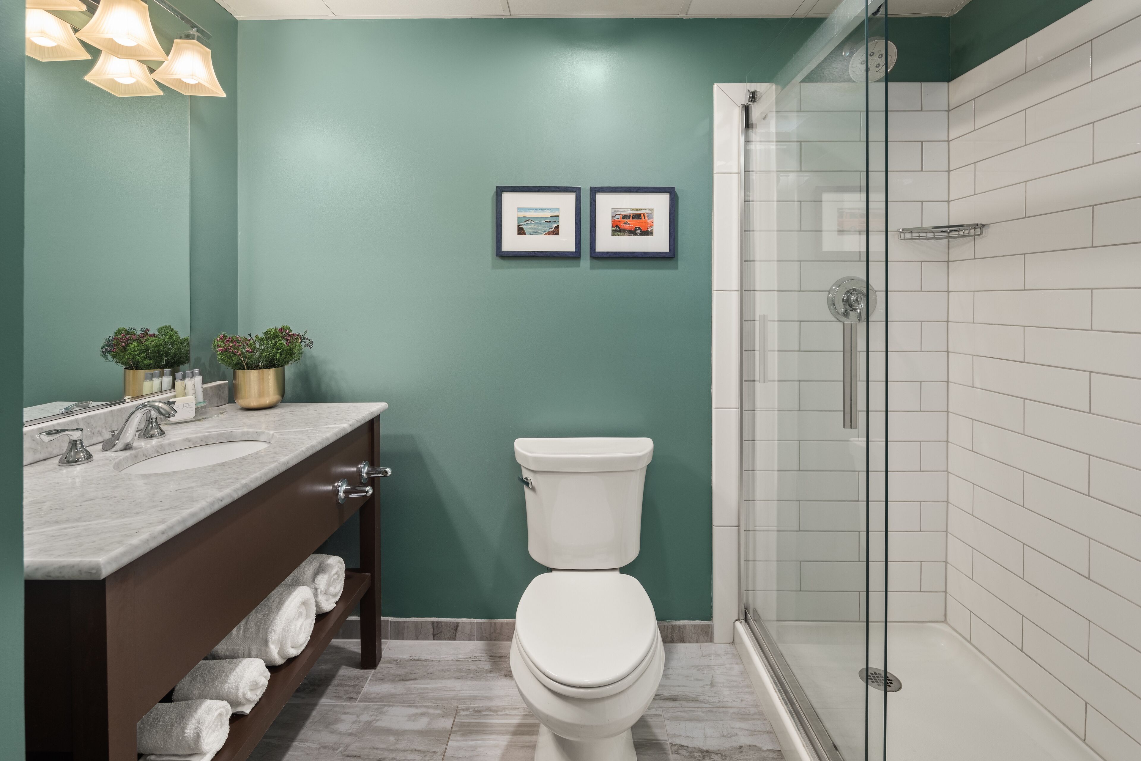 standard room, 1 king bed | bathroom | free toiletries, hair dryer, towels