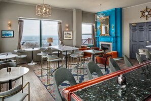 2 bars/lounges, cocktail bar, pub - Landmark Inn (Marquette)