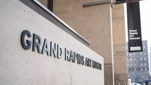 Das Außengelände des Grand Rapids Art Museum mit einem Schild, das den Namen angibt.