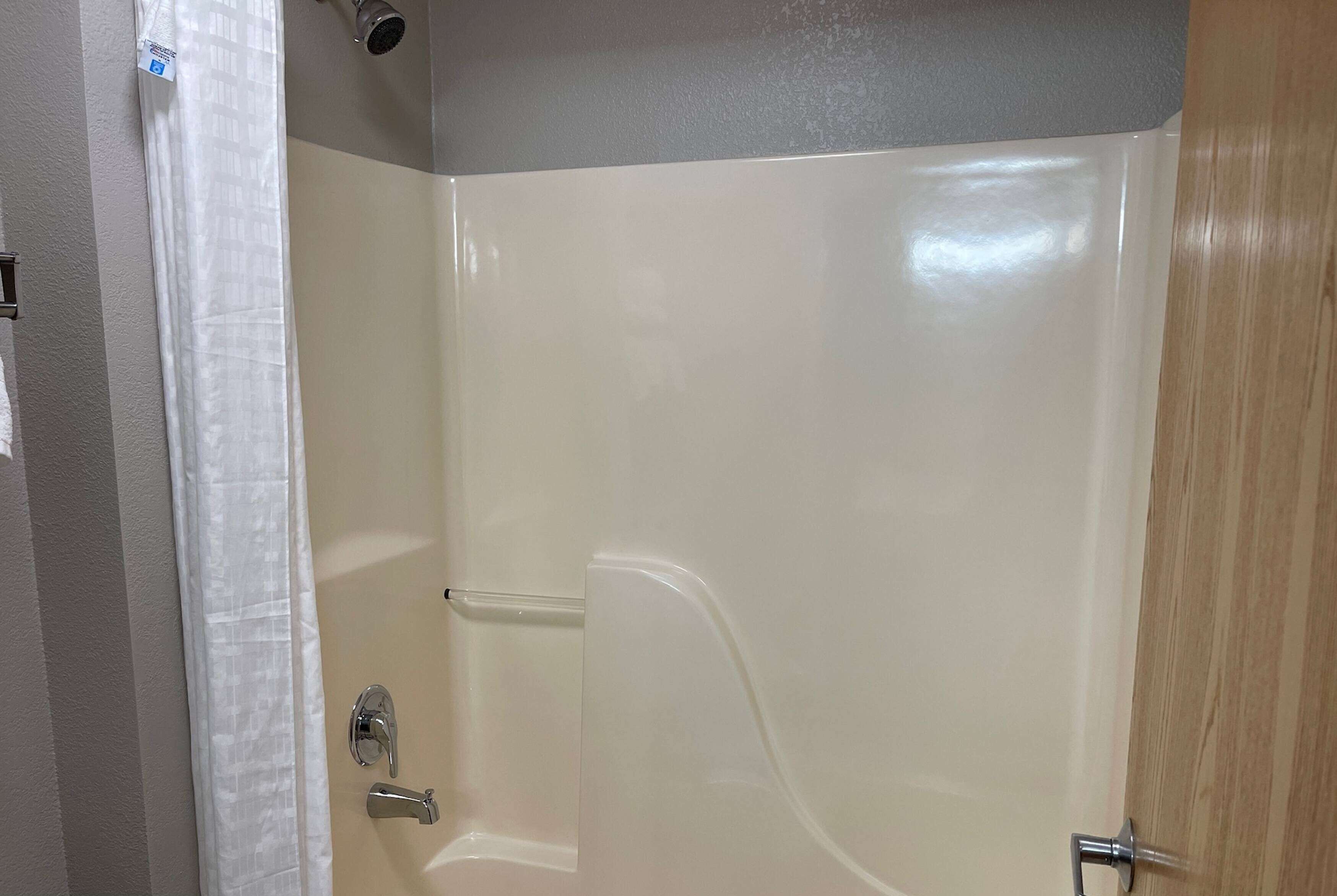 combined shower/bathtub, hair dryer, towels