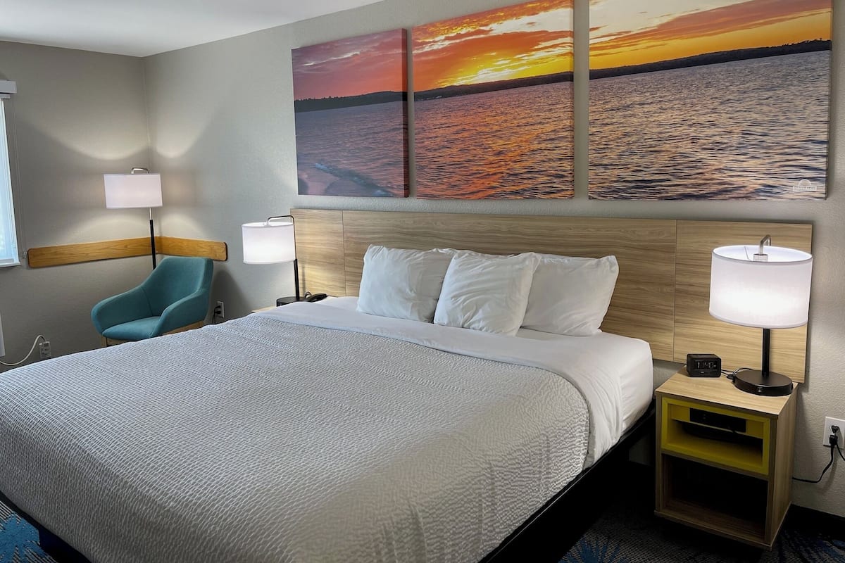 Business Room, 1 King Bed | In-room safe, desk, iron/ironing board, free cots/infant beds