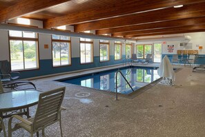 Piscine intérieure, accès possible de 9 h à 21 h, chaises longues