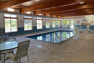 Una piscina techada, sillones reclinables de piscina