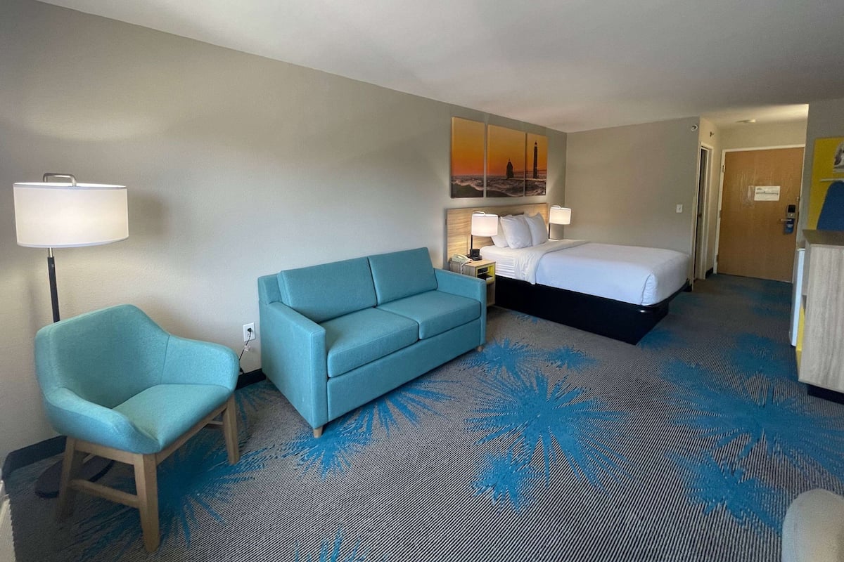 Business-Suite, 1 Queen-Bett, Nichtraucher | Zimmersafe, Schreibtisch, Bügeleisen/Bügelbrett, kostenlose Babybetten