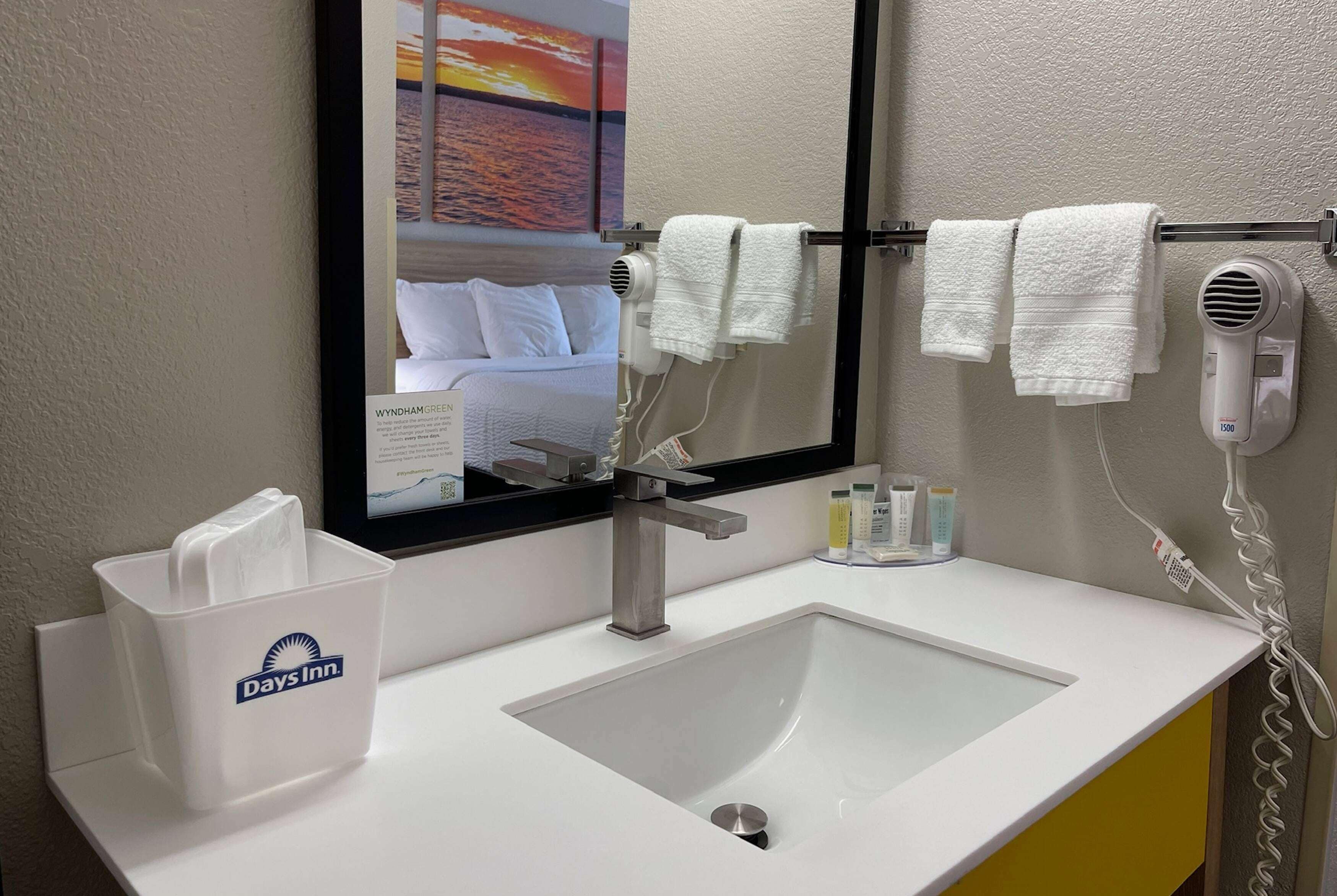 combined shower/bathtub, hair dryer, towels