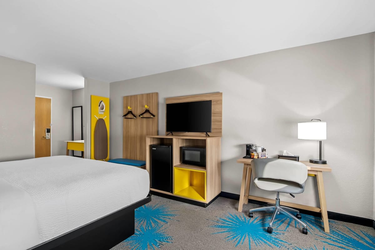 Standard Room, 1 Queen Bed