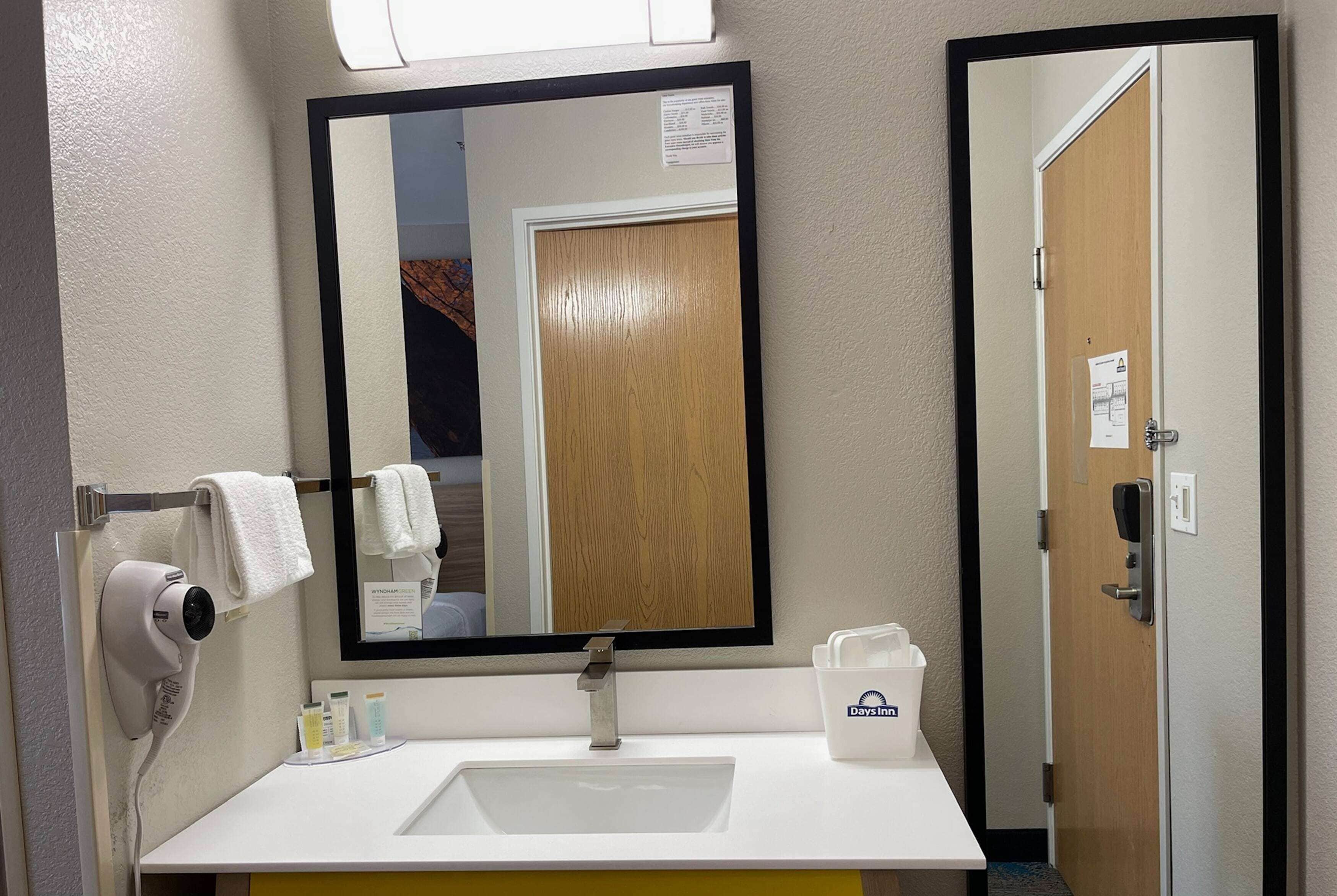 combined shower/bathtub, hair dryer, towels