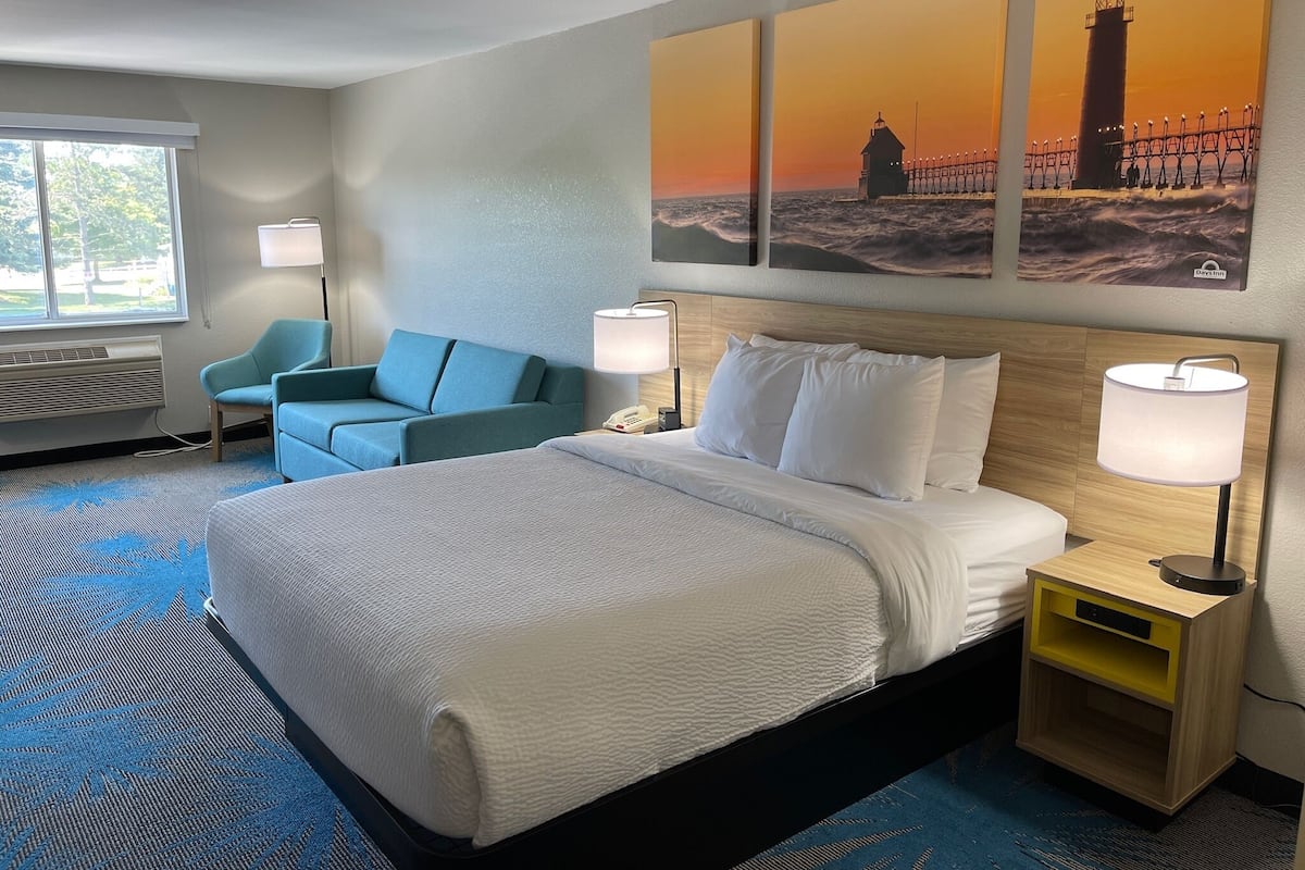Business Suite, 1 Queen Bed, Non Smoking | In-room safe, desk, iron/ironing board, free cots/infant beds