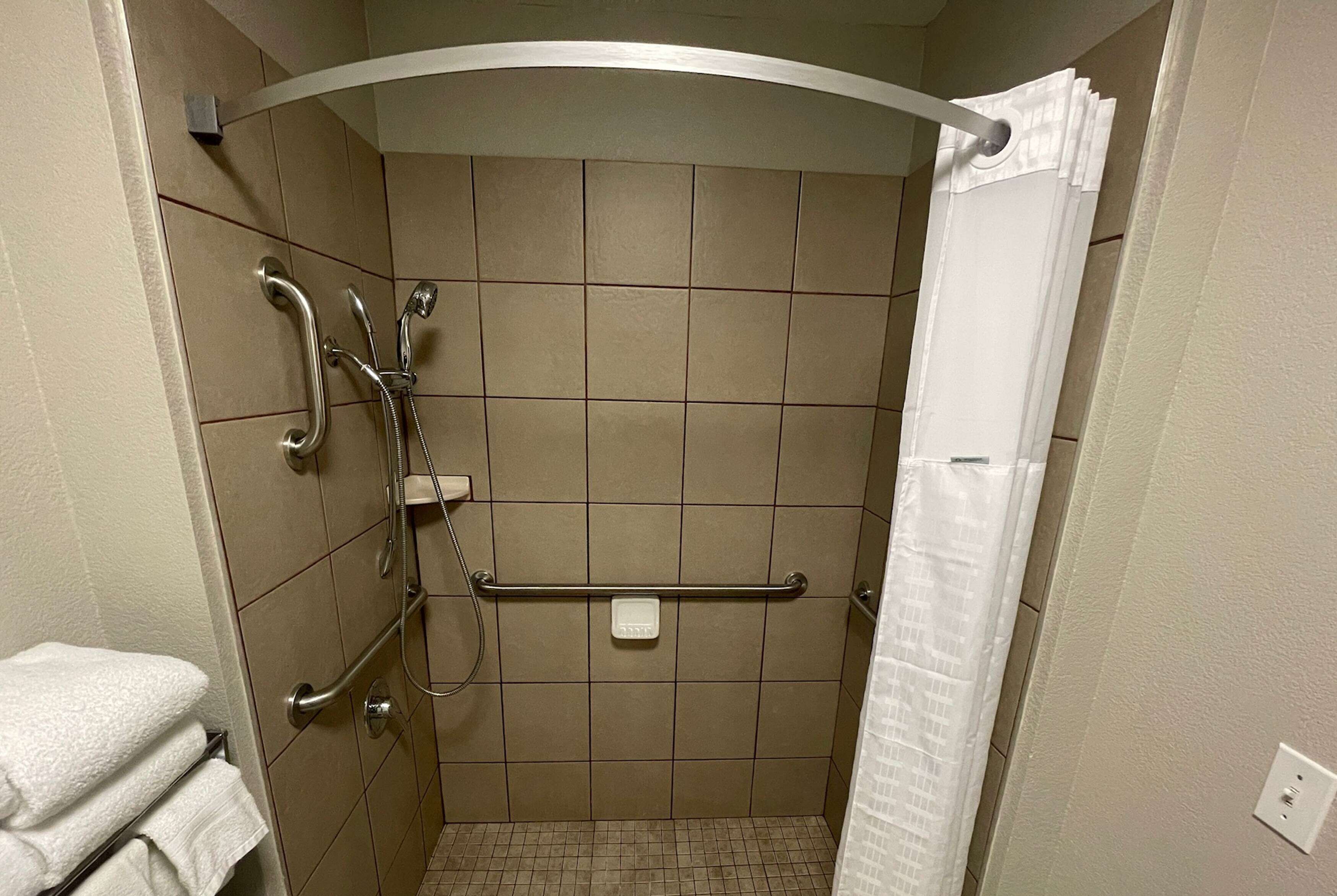 combined shower/bathtub, hair dryer, towels