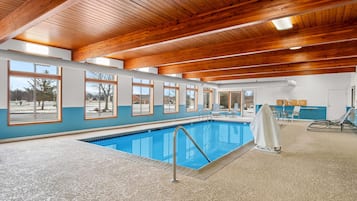 Piscine couverte, accÚs possible de 09 h 00 à 21 h 00, chaises longues