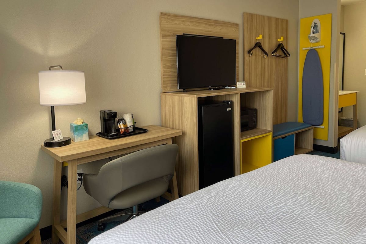 Standardzimmer, 2 Queen-Betten | Zimmersafe, Schreibtisch, Bügeleisen/Bügelbrett, kostenlose Babybetten