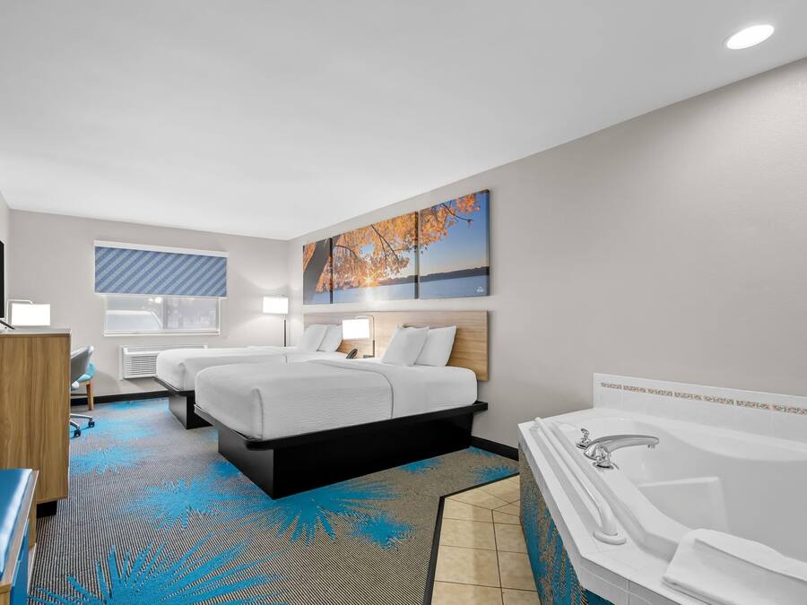 Suíte, 2 camas Queen, acessível, para não fumantes | Banheira de hidromassagem