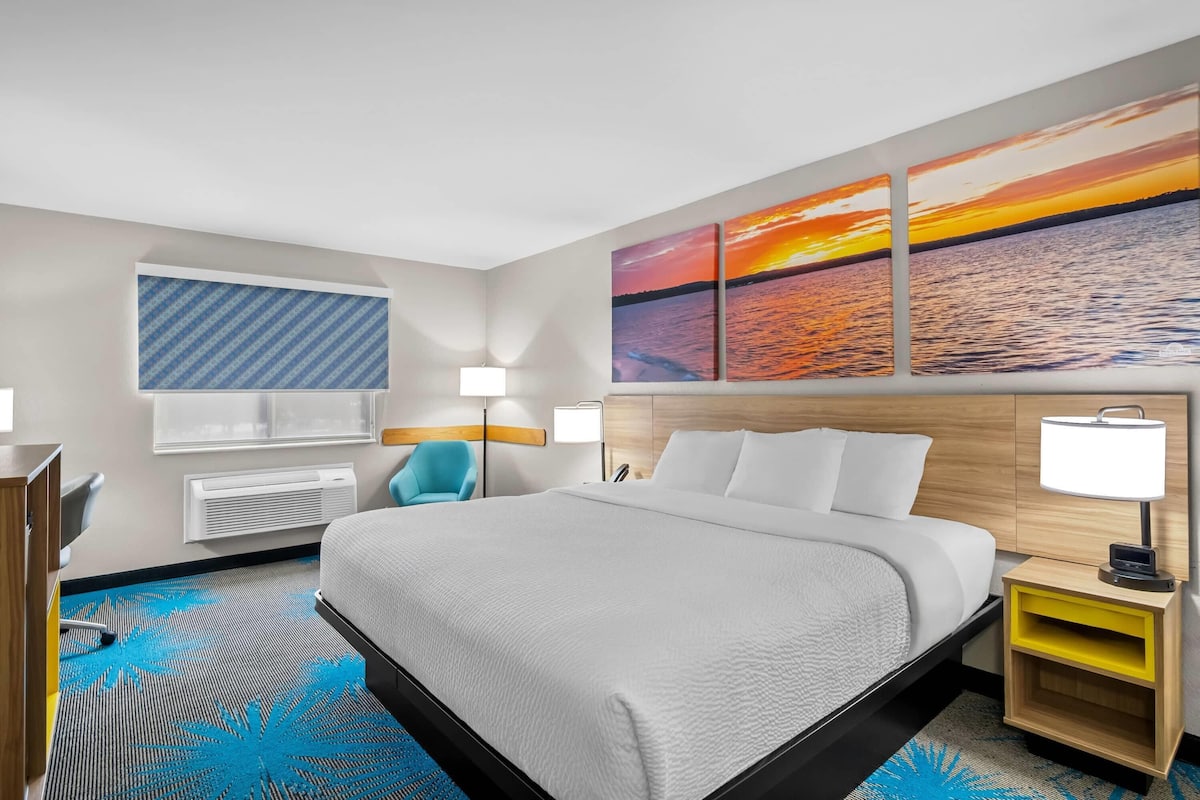 Standard Room, 1 Queen Bed | In-room safe, desk, iron/ironing board, free cribs/infant beds