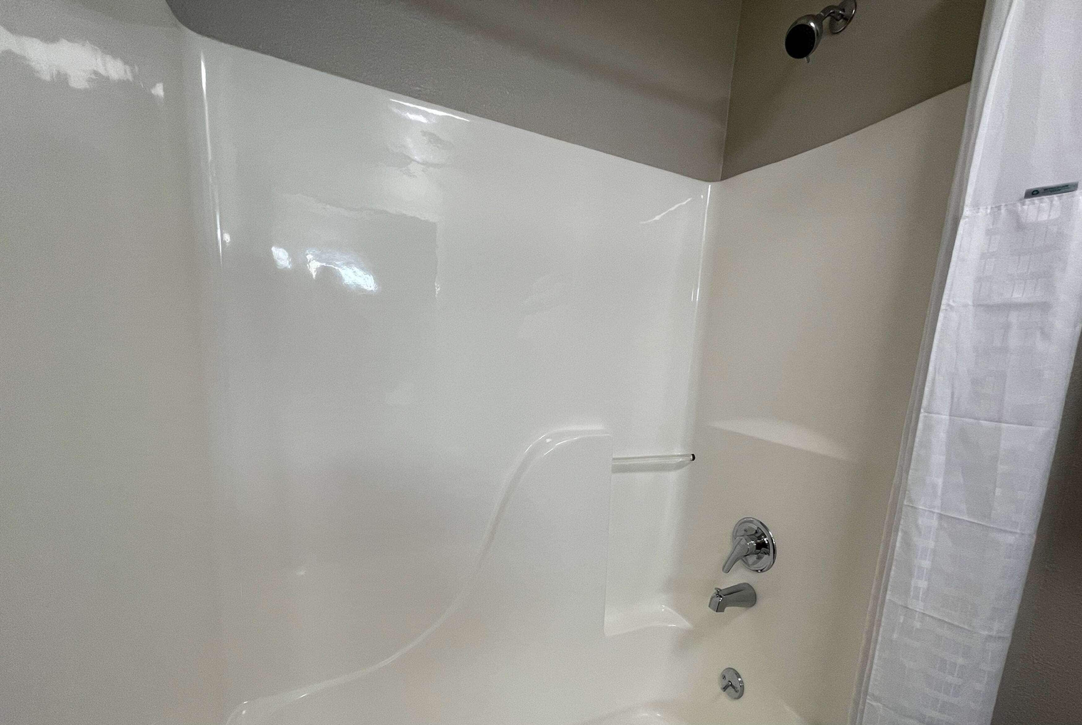 combined shower/bathtub, hair dryer, towels