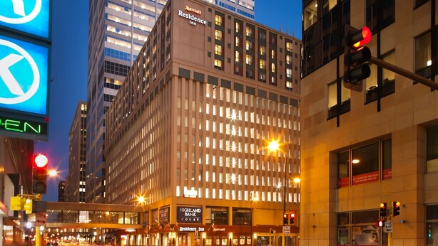 A multi-story building with a sign for the Marriott Residence Inn and Highland Bank Court. - Residence Inn By Marriott Minneapolis Downtown (Minneapolis)