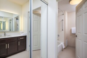 Amenidades de baño gratuitas, secadora de cabello, toallas