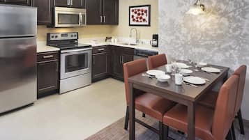 1 quarto, escrivaninha, ferros/tábuas de passar roupa, berços grátis