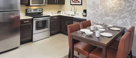 Skrivebord, strygejern/strygebræt, gratis baby-/barnesenge