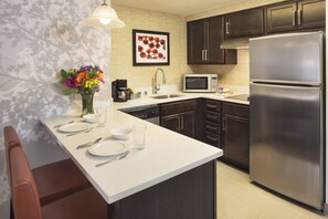 Estudio, 1 cama King size y sofá cama | Cocina privada | Refrigerador con congelador, microondas y parrilla de estufa 