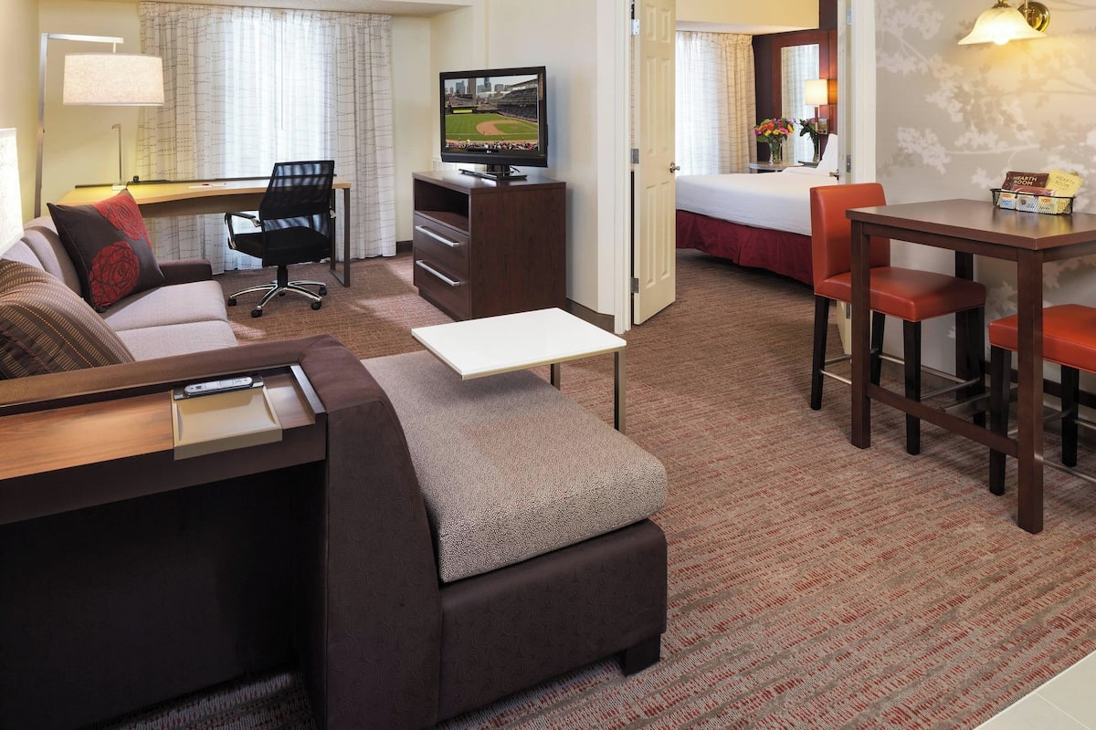 Suite, 1 Bedroom | Living area